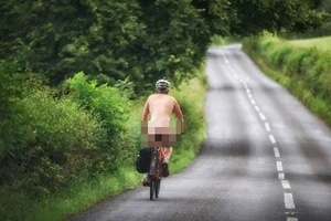 Choáng với người đàn ông ‘khỏa thân’ đạp xe đi dạo