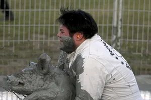 Canada sôi động với cuộc thi bắt lợn trong bể bùn