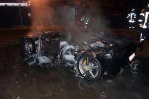 Con trai triệu phú đốt siêu xe đòi đổi xe mới