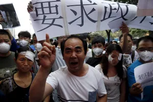 Người biểu tình Thiên Tân đụng độ cảnh sát đòi bồi thường