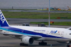 Máy bay Nhật Bản hạ cánh khẩn cấp tại Osaka