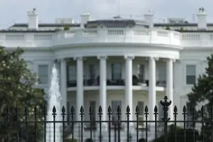 Người 'vượt rào' vào Nhà Trắng bị bắn hạ tại tòa án