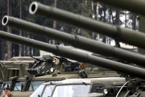 Nga điều động xe tăng đến đường băng tại Syria