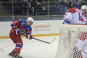 Putin mừng sinh nhật lần thứ 63 trên sân khúc côn cầu