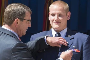 Người hùng ngăn vụ tấn công trên xe lửa Pháp bị đâm nhiều nhát