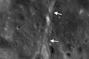 Mặt trăng xuất hiện vết đứt gãy do lực hút Trái đất