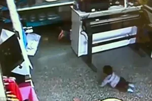 Băng cướp 'dùng' em bé chín tháng, cướp sạch cửa hàng thời trang