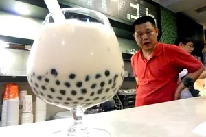 Kinh hoàng trà sữa trân châu Trung Quốc làm từ lốp xe và đế giày