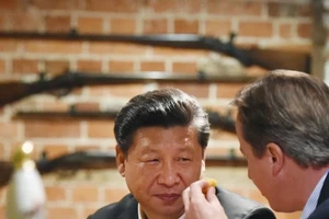 Ông Tập uống bia bàn chính sự với thủ tướng Anh