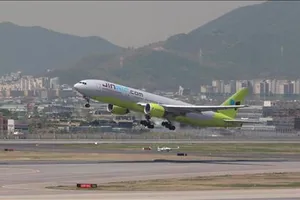 Máy bay Hàn Quốc ngừng cất và hạ cánh để thi đại học