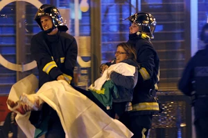 Bão táp khủng bố ở Pháp: ' Gần 160 người chết, đóng cửa Paris!'