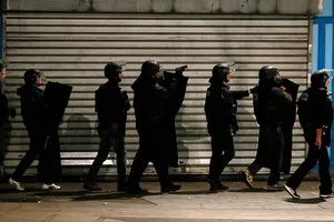 Đấu súng ở Paris: Hai tên khủng bố thiệt mạng, liên tiếp nổ lớn