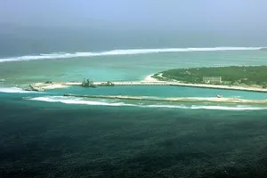 Tập đoàn Trung Quốc ngang ngược xây trạm tiếp dầu trên biển Đông