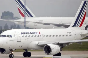 Máy bay Pháp hạ cánh khẩn cấp vì nghi ngờ có gài bom