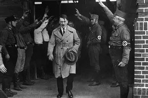 Trùm phát xít Hitler uống bia thoải mái trong tù?