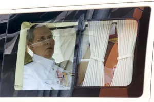 Quốc vương Thái Lan lần đầu xuất viện đi chơi