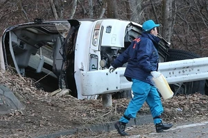 Xe buýt gặp nạn giữa núi làm chấn động Nhật Bản