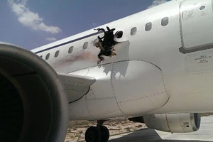 Người đàn ông cháy đen bị hút ra khỏi lỗ hổng trên máy bay 