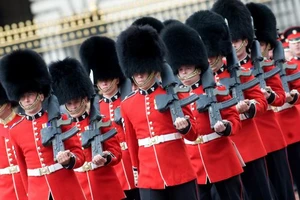 Hai vệ binh Hoàng gia Anh bị ép quan hệ trong nghi lễ kết nạp