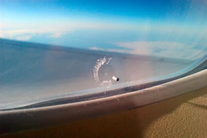 Vì sao cửa sổ máy bay thường có một lỗ nhỏ?