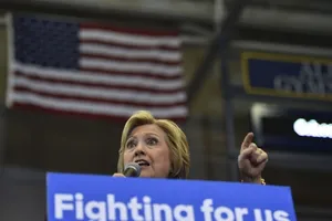 Bầu cử tổng thống Mỹ: Bernie và Clinton hạ bệ lẫn nhau