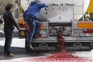 Rượu vang Tây Ban Nha bị các nhà sản xuất rượu Pháp tấn công