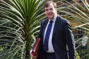 Bộ trưởng Anh thừa nhận có quan hệ với 'gái bán hoa'