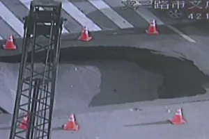 Sụt đường ở Trung Quốc, xe suýt bị ‘nuốt chửng’