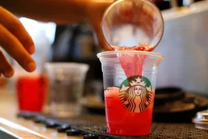 Starbucks bị kiện 5 triệu USD vì thức uống 'quá nhiều đá'
