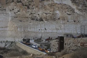 IS đứng bán gà, bán trứng trên đường phố kiếm tiền