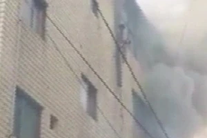 Mẹ thả 3 đứa con từ tầng lầu đang cháy lớn, sống sót kỳ diệu