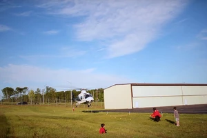 Cha dùng trực thăng 1.000 mã lực nhổ răng cho con trai