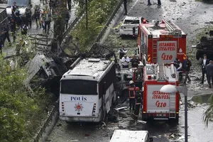 Đánh bom xe rúng động Thổ Nhĩ Kỳ, 11 người thương chết