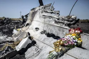 Công bố hình ảnh mảnh vỡ tên lửa Nga tại điểm rơi của MH17