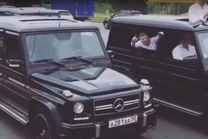 Mừng tốt nghiệp, điệp viên Nga diễu hành siêu xe trên phố