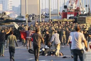 Quân đảo chính Thổ Nhĩ Kỳ đề nghị đàm phán, xin đầu hàng