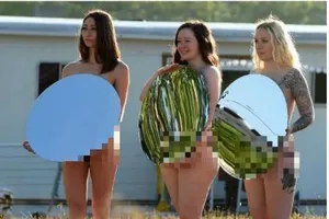 Phụ nữ Mỹ kéo nhau chụp ảnh khỏa thân phản đối Donald Trump