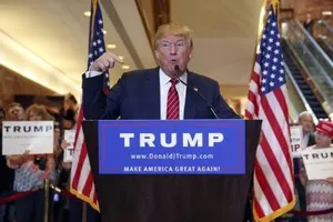 Trump hứng 'búa rìu' vì khiêu khích Nga hack email bà Clinton