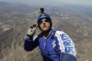 Video: Nhảy không cần dù từ hơn 7.000 m, lập kỷ lục thế giới