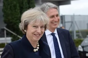 Sợ gián điệp Trung Quốc, nữ thủ tướng Anh phải trùm mền thay đồ