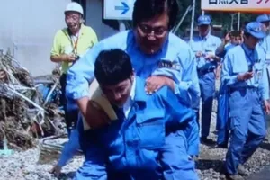 Được cõng qua vũng nước, Thứ trưởng Nhật Bản phải xin lỗi dân 