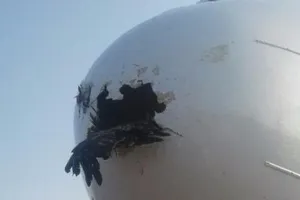 Đụng phải chim trời, máy bay Boeing thủng mũi