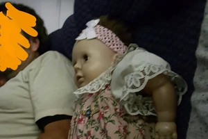 Người đàn ông quái gở, mua ghế máy bay cho búp bê