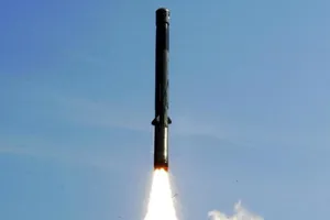 Ấn Độ đưa 100 tên lửa siêu thanh áp sát Trung Quốc