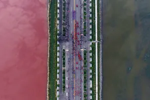 'Biển Chết Trung Quốc' bất ngờ đỏ thẫm như máu