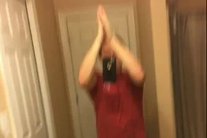 Rộ trào lưu selfie khó đỡ, quăng điện thoại lên trời