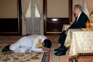 Quốc vương Thái Lan và những tướng quân quỳ phục