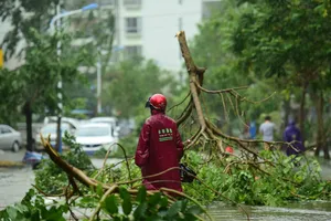 ​Bão đổ bộ Hải Nam, Trung Quốc di tản gần nửa triệu dân