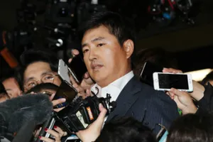 Nhân tình của 'bà đồng' khuynh đảo Hàn Quốc bị thẩm vấn