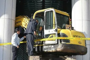 Lao xe cẩu vào tòa nhà chính phủ đòi giết Choi Soon-sil